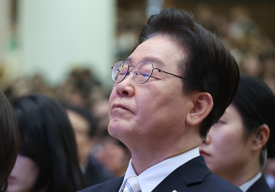 설교 경청하는 이재명 대통령