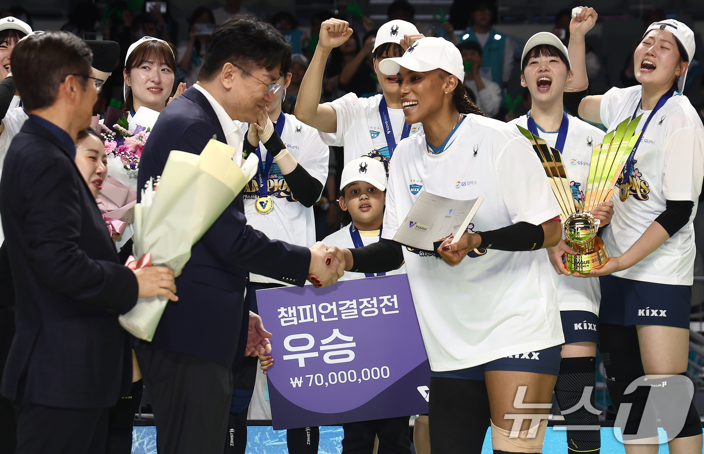 (서울=뉴스1) 김민지 기자 = 5일 오후 서울 중구 장충체육관에서 열린 2025-2026 진에어 V리그 여자부 챔피언결정전 3차전 GS칼텍스와 한국도로공사의 경기에서 세트스코어 …