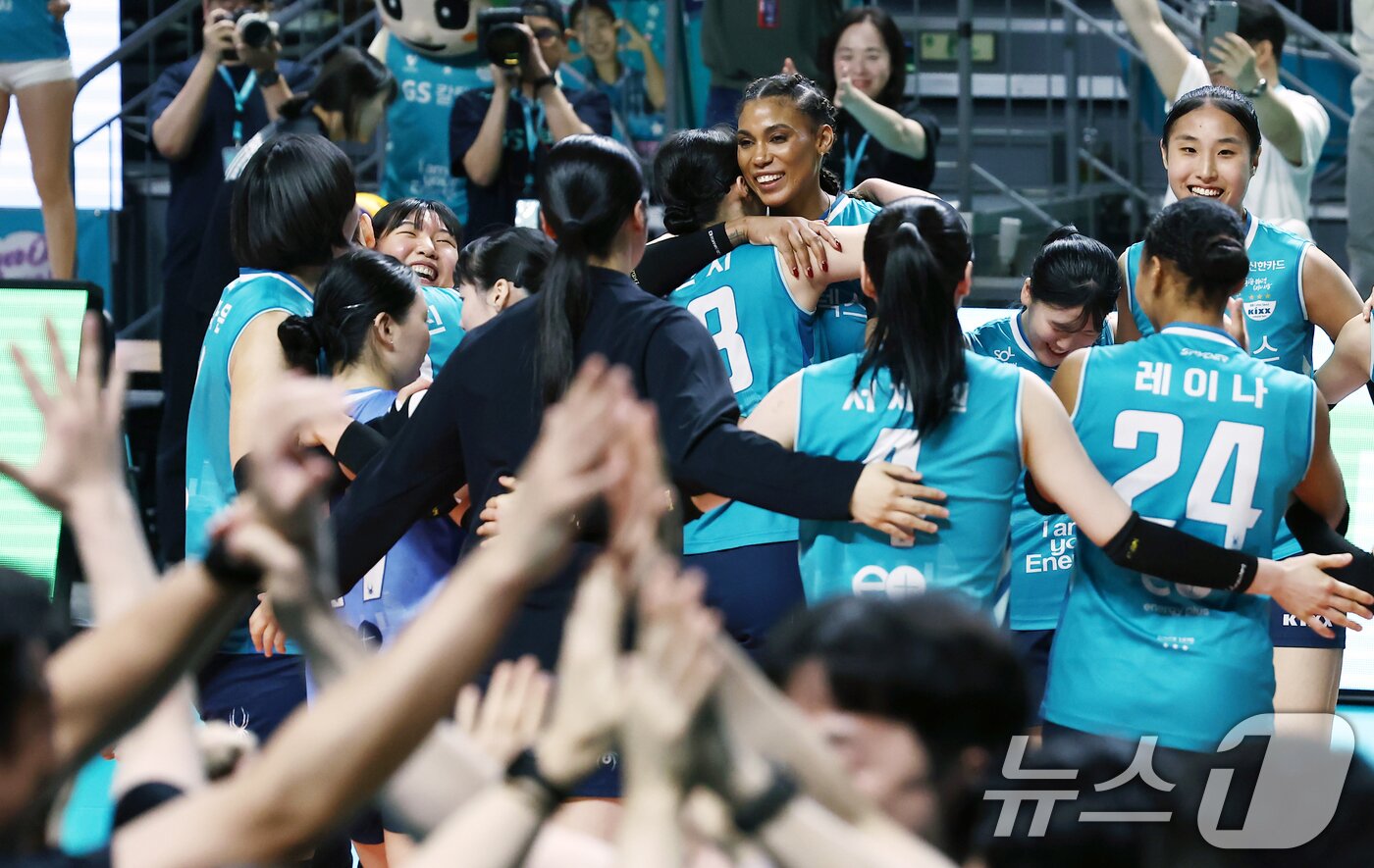 본문 이미지 - 5일 오후 서울 중구 장충체육관에서 열린 2025-2026 진에어 V리그 여자부 챔피언결정전 3차전 GS칼텍스와 한국도로공사의 경기에서 세트스코어 3대1 승리 후 우승을 차지한 GS칼텍스 지젤 실바가 동료들과 기뻐하고 있다. 2026.4.5 ⓒ 뉴스1 김민지 기자