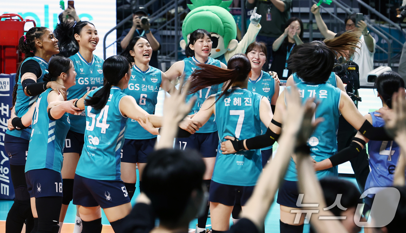 (서울=뉴스1) 김민지 기자 = 5일 오후 서울 중구 장충체육관에서 열린 2025-2026 진에어 V리그 여자부 챔피언결정전 3차전 GS칼텍스와 한국도로공사의 경기에서 세트스코어 …