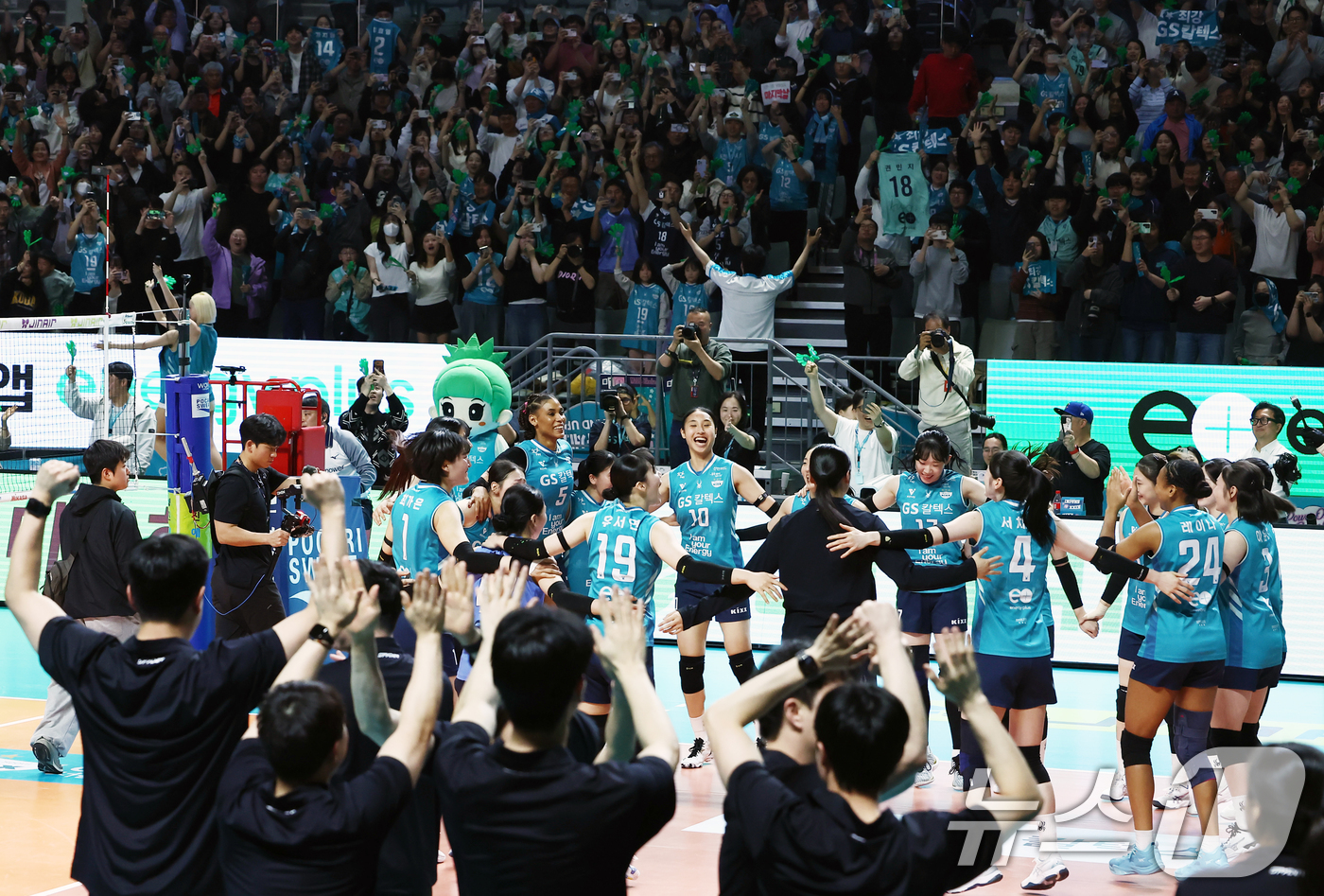 (서울=뉴스1) 김민지 기자 = 5일 오후 서울 중구 장충체육관에서 열린 2025-2026 진에어 V리그 여자부 챔피언결정전 3차전 GS칼텍스와 한국도로공사의 경기에서 세트스코어 …
