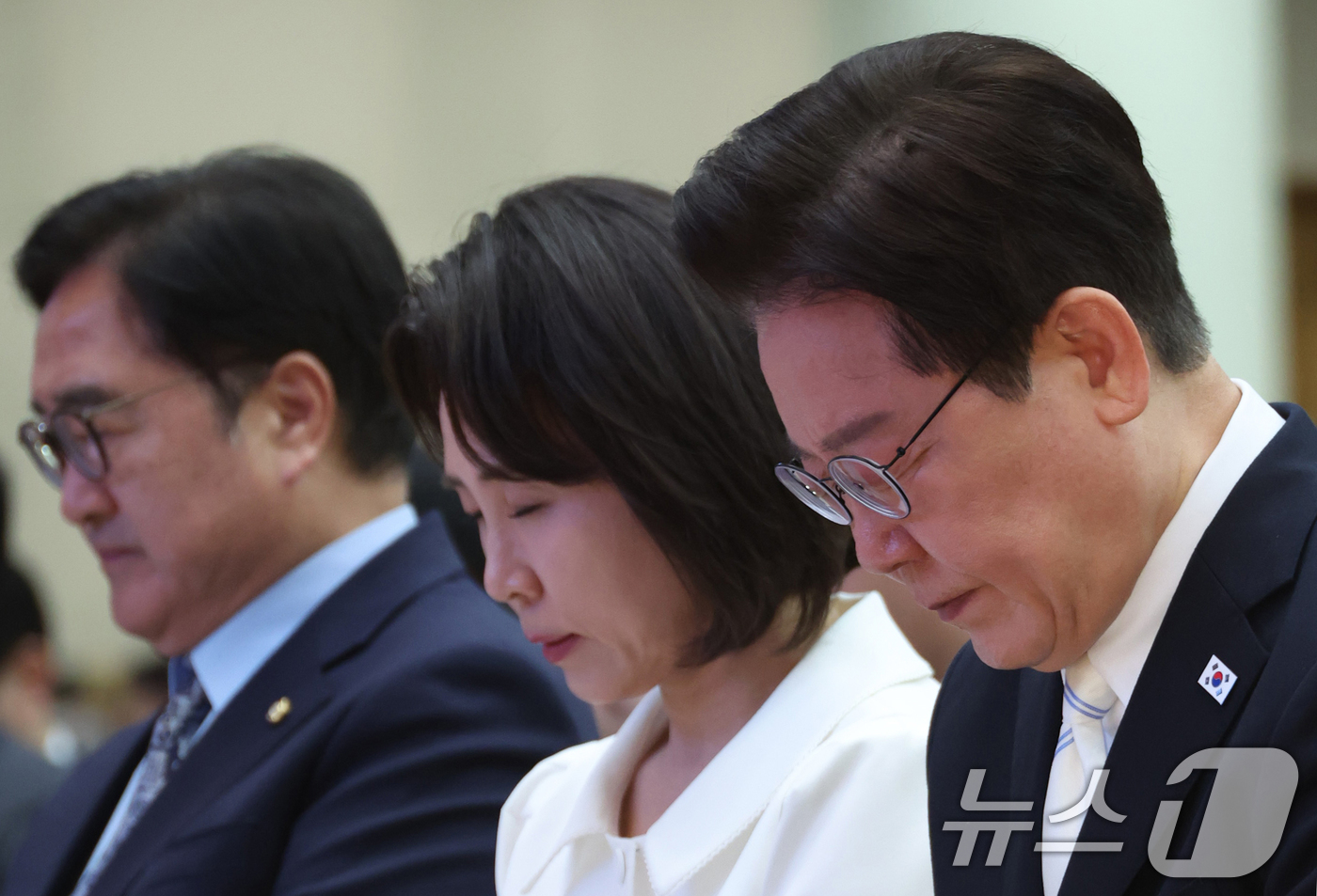 (서울=뉴스1) 허경 기자 = 이재명 대통령과 김혜경 여사, 우원식 국회의장이 5일 서울 여의도 순복음교회에서 열린 2026 한국교회 부활절 연합예배에서 기도하고 있다. 2026. …