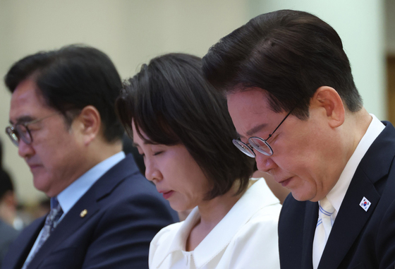 부활절 예배 기도하는 李대통령