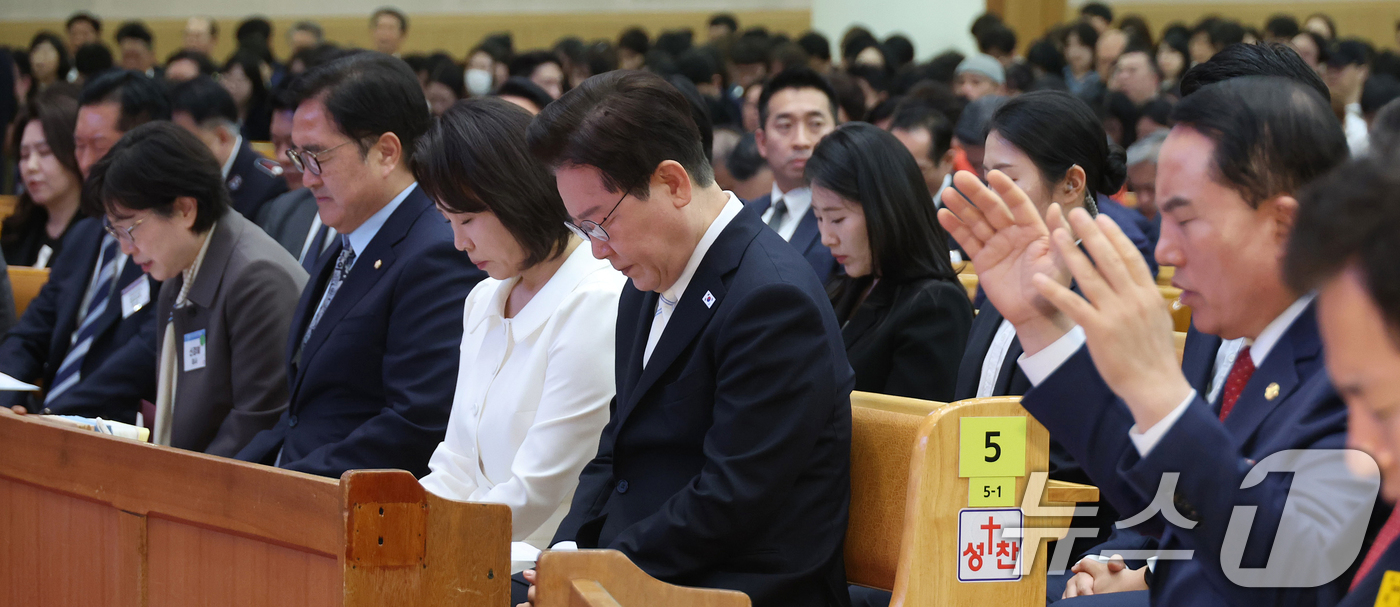 (서울=뉴스1) 허경 기자 = 이재명 대통령과 김혜경 여사가 5일 서울 여의도 순복음교회에서 열린 2026 한국교회 부활절 연합예배에서 참석자들과 기도하고 있다. 2026.4.5/ …