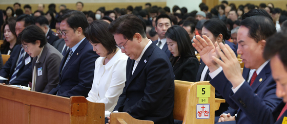 부활절 예배 기도하는 이재명 대통령 부부