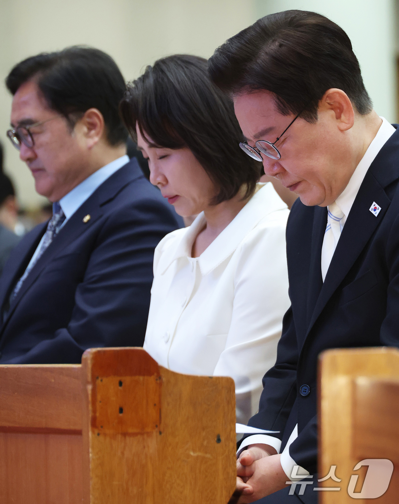 (서울=뉴스1) 허경 기자 = 이재명 대통령과 김혜경 여사, 우원식 국회의장이 5일 서울 여의도 순복음교회에서 열린 2026 한국교회 부활절 연합예배에서 기도하고 있다. 2026. …