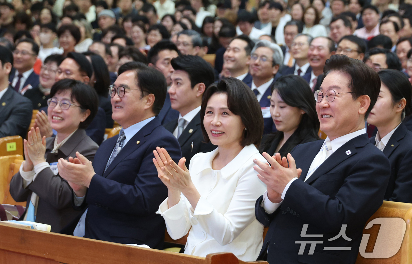 (서울=뉴스1) 허경 기자 = 이재명 대통령과 김혜경 여사가 5일 서울 여의도 순복음교회에서 열린 2026 한국교회 부활절 연합예배에서 환한 얼굴로 손뼉을 치고 있다. 2026.4 …