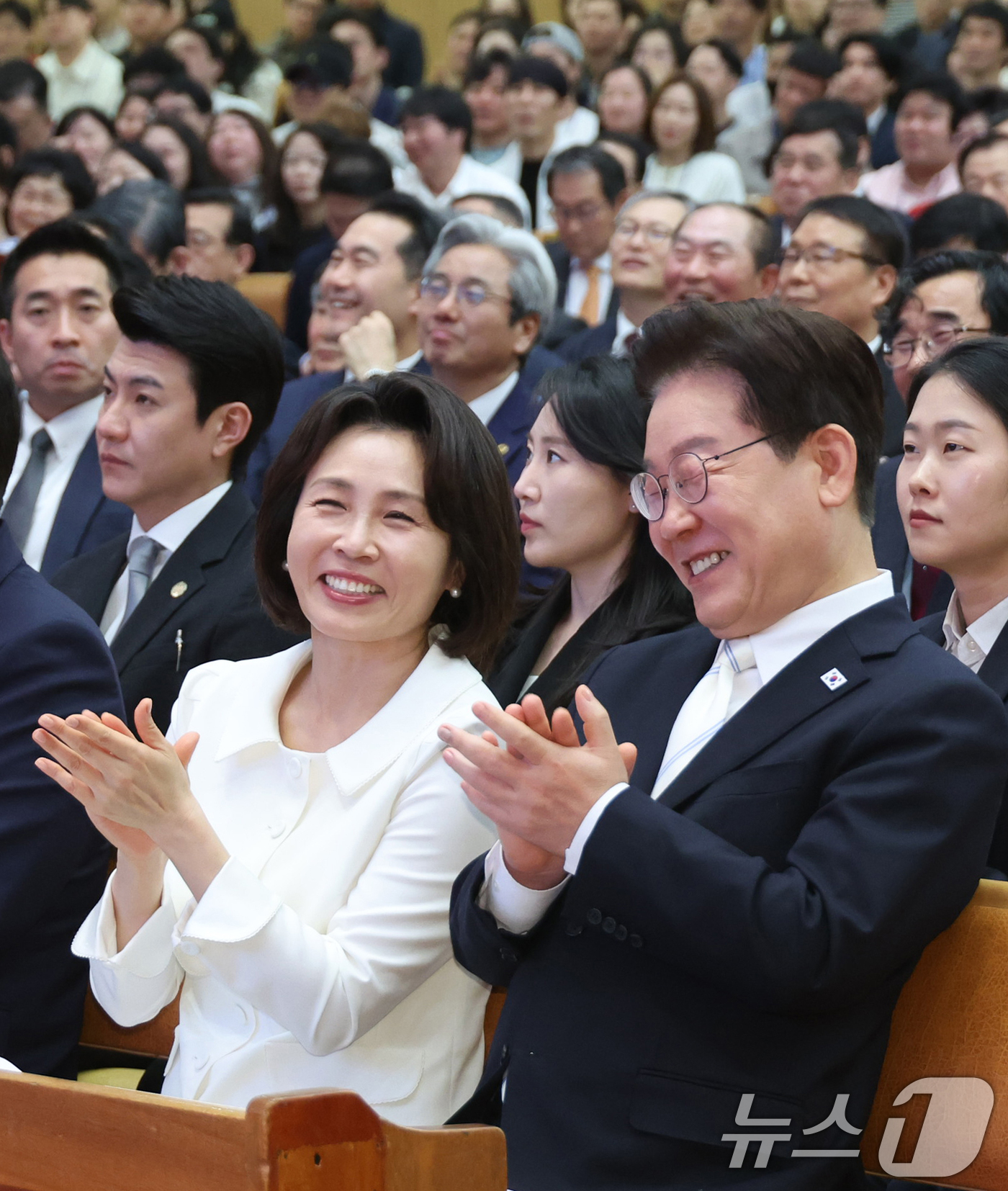 (서울=뉴스1) 허경 기자 = 이재명 대통령과 김혜경 여사가 5일 서울 여의도 순복음교회에서 열린 2026 한국교회 부활절 연합예배에서 환한 얼굴로 손뼉을 치고 있다. 2026.4 …