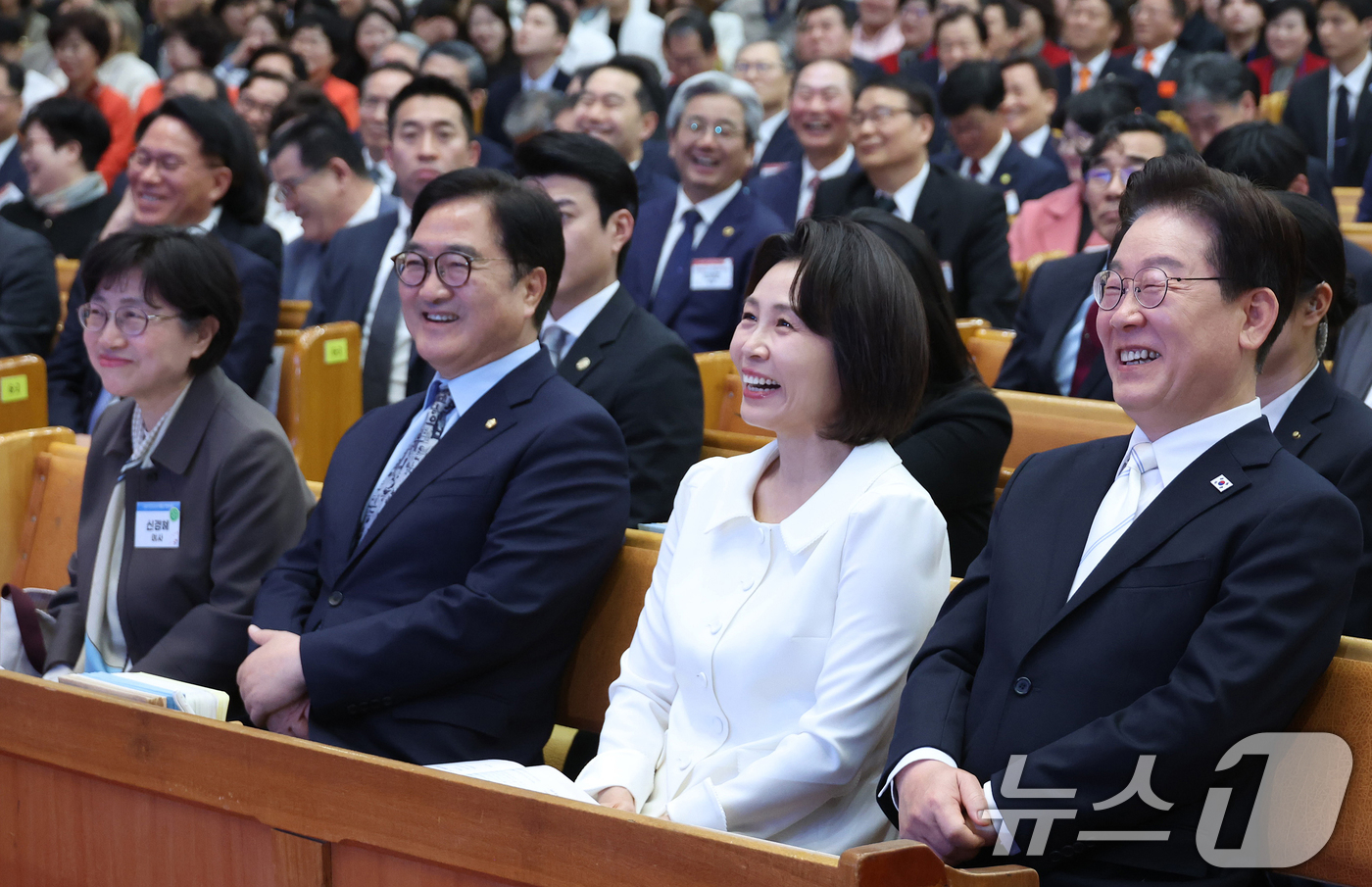 (서울=뉴스1) 허경 기자 = 이재명 대통령과 김혜경 여사가 5일 서울 여의도 순복음교회에서 열린 2026 한국교회 부활절 연합예배에서 환영사를 들으며 활짝 웃고 있다.  2026 …