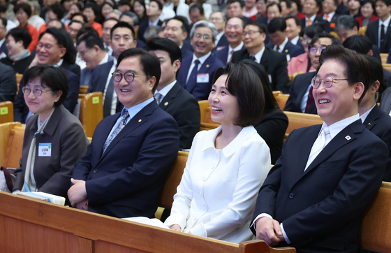 부활절 예배 환영사 듣는 이재명 대통령 부부