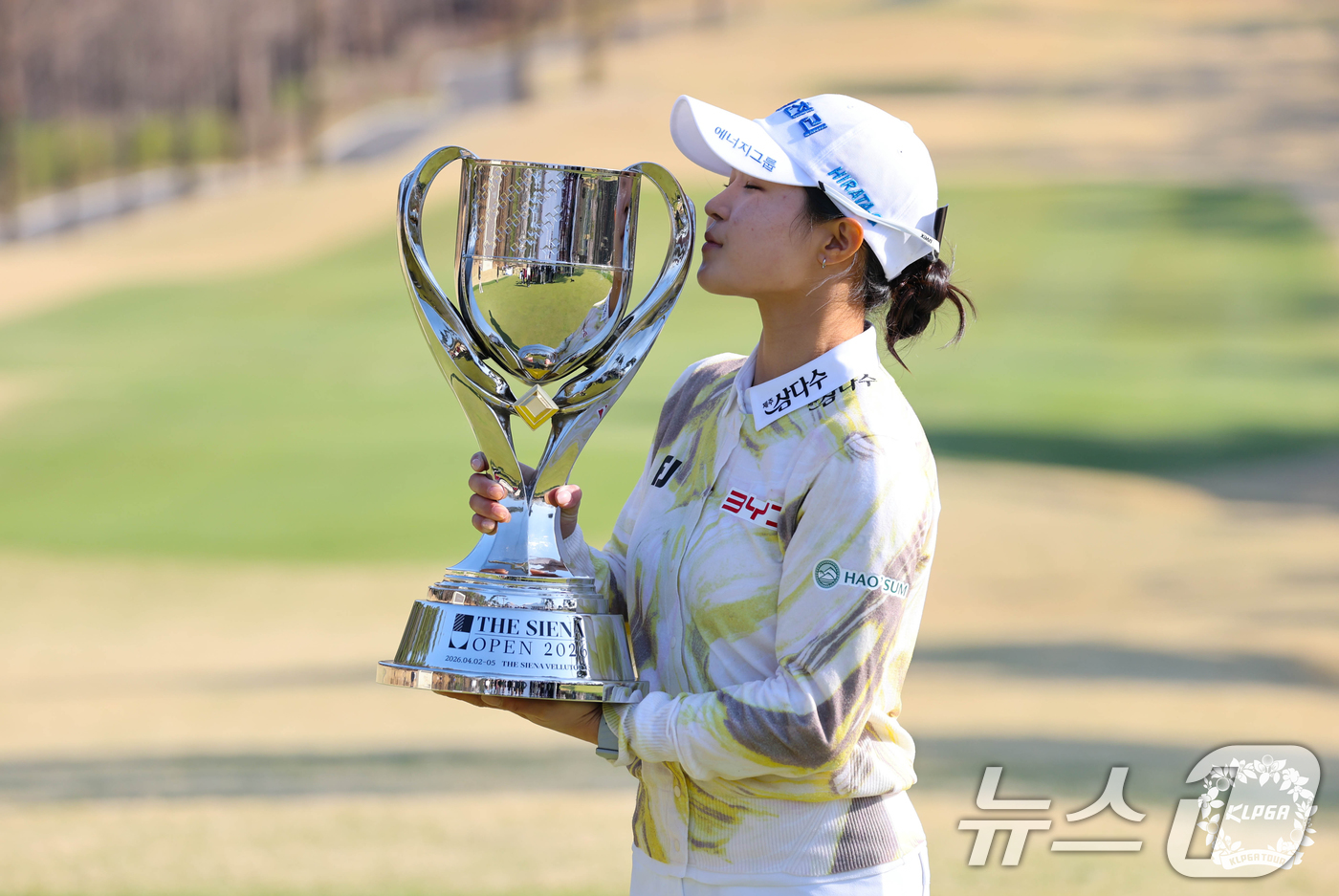 (서울=뉴스1) = 고지원이 5일 경기 여주 더시에나 벨루토 컨트리클럽에서 열린 KLPGA 더 시에나 오픈 2026에서 우승피를 들고 있다. (KLPGA 제공. 재판매 및 DB 금 …
