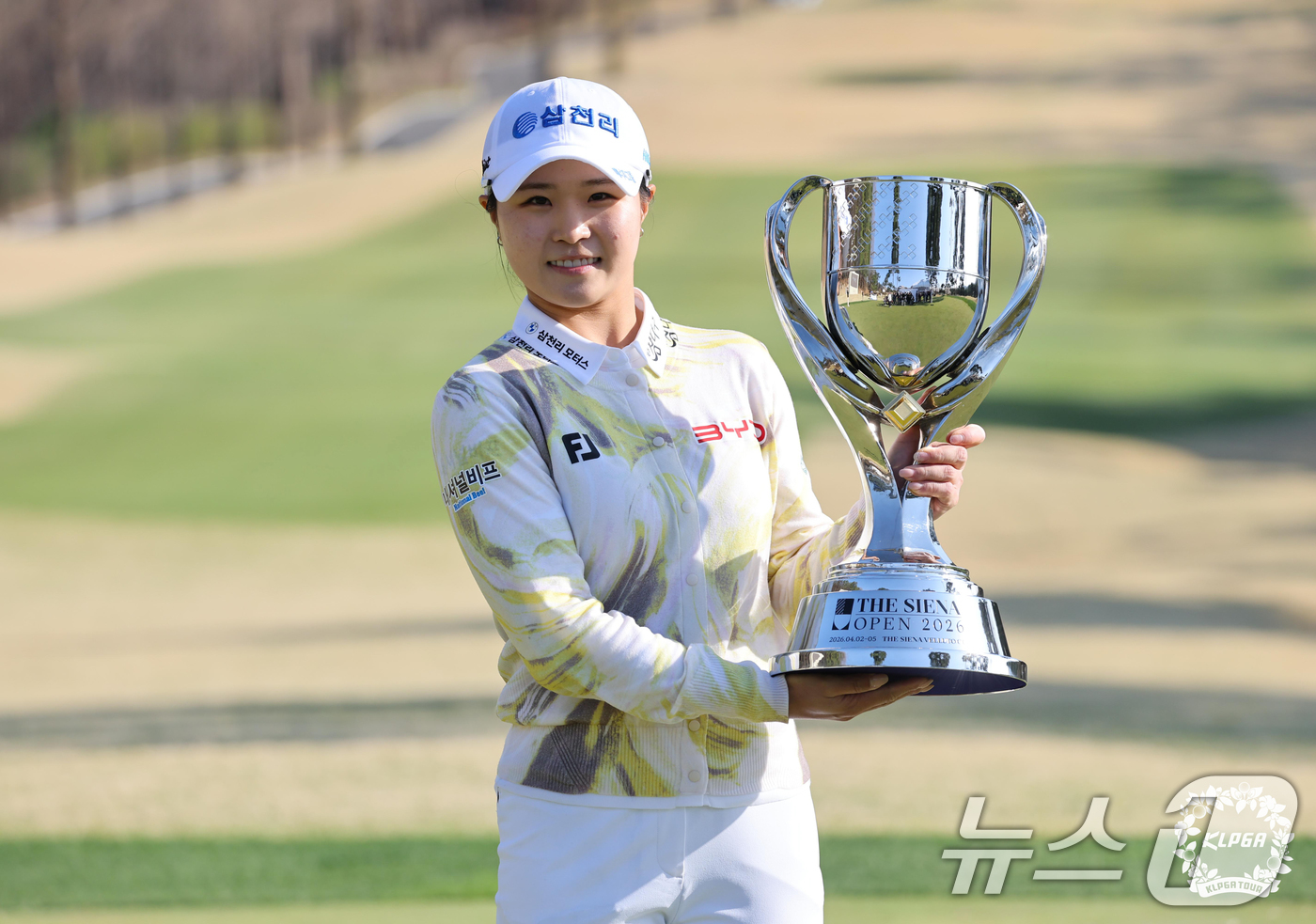 (서울=뉴스1) = 고지원이 5일 경기 여주 더시에나 벨루토 컨트리클럽에서 열린 KLPGA 더 시에나 오픈 2026에서 우승피를 들고 있다. (KLPGA 제공. 재판매 및 DB 금 …