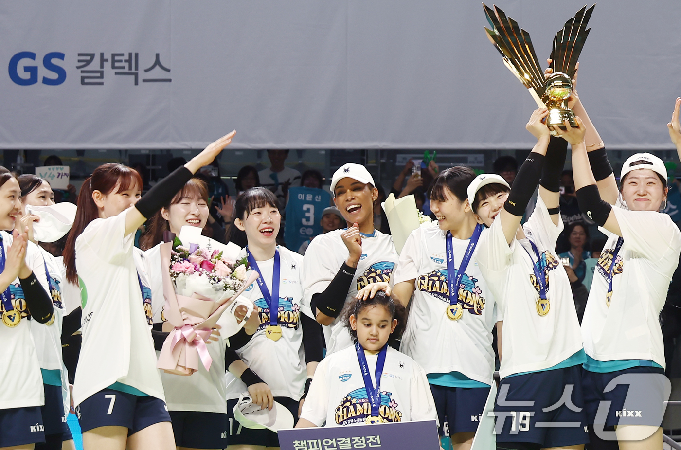 (서울=뉴스1) 김민지 기자 = 5일 오후 서울 중구 장충체육관에서 열린 2025-2026 진에어 V리그 여자부 챔피언결정전 3차전 GS칼텍스와 한국도로공사의 경기에서 세트스코어 …