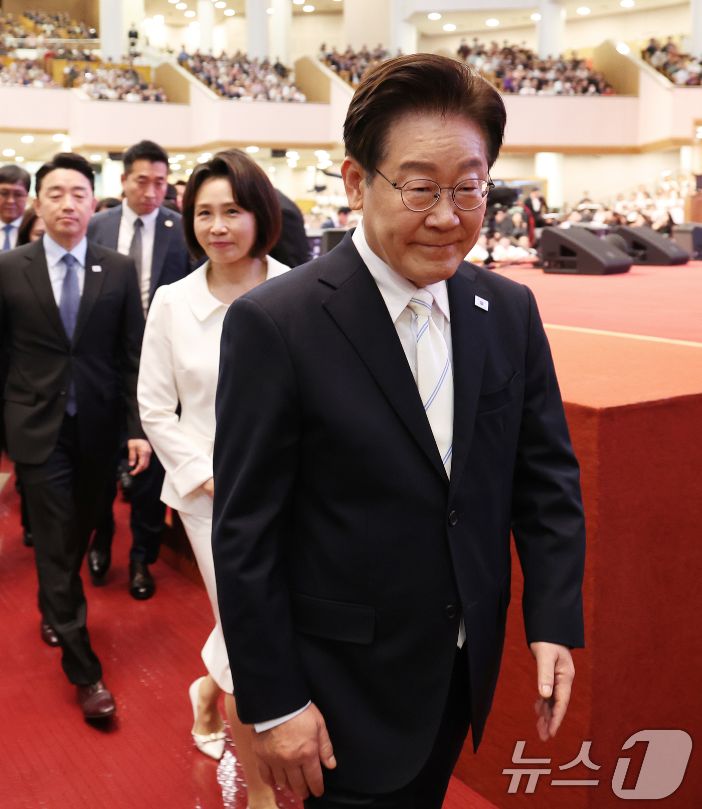 (서울=뉴스1) 허경 기자 = 이재명 대통령이 5일 서울 여의도 순복음교회에서 열린 2026 한국교회 부활절 연합예배를 마친 후 퇴장하고 있다. 2026.4.5/뉴스1