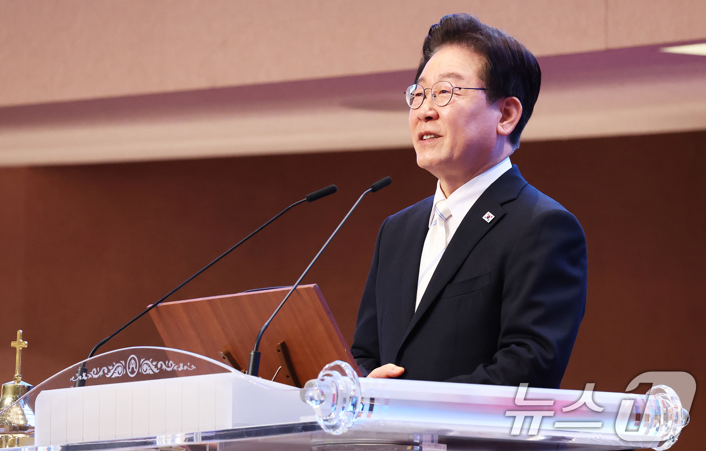 (서울=뉴스1) 허경 기자 = 이재명 대통령이 5일 서울 여의도 순복음교회에서 열린 2026 한국교회 부활절 연합예배에서 축사를 하고 있다. 2026.4.5/뉴스1