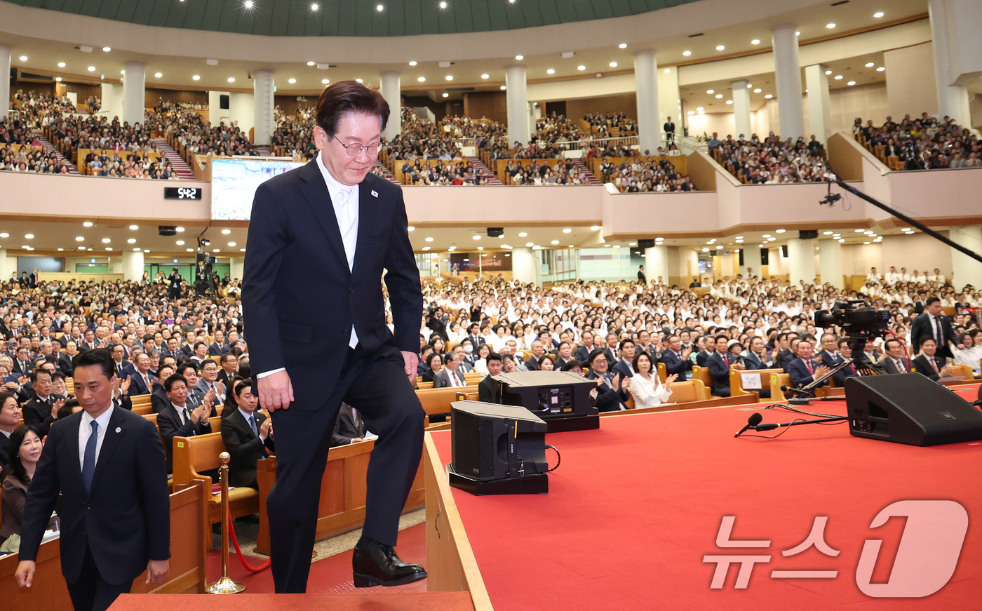 (서울=뉴스1) 허경 기자 = 이재명 대통령이 5일 서울 여의도 순복음교회에서 열린 2026 한국교회 부활절 연합예배에서 축사를 하기 위해 단상에 오르고 있다. 2026.4.5/뉴 …