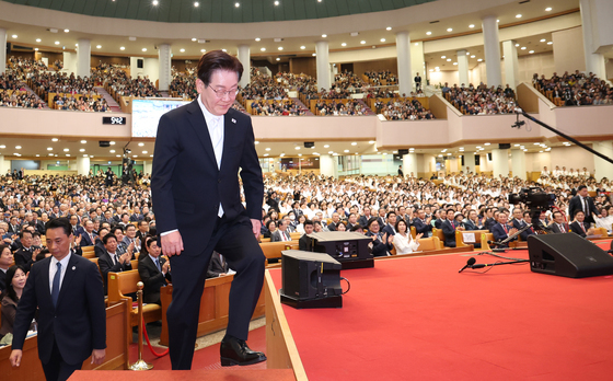 순복음교회 단상 오르는 李대통령