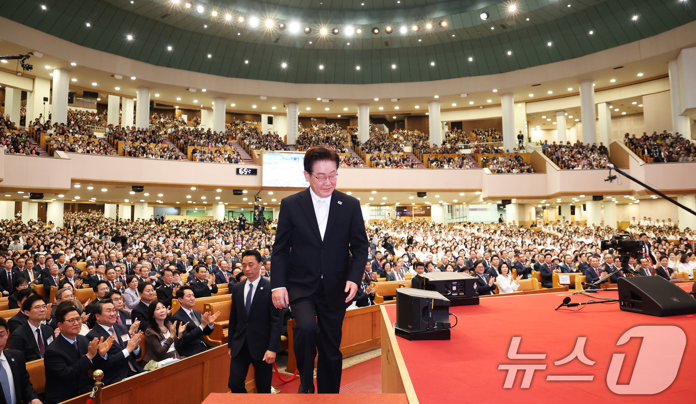 (서울=뉴스1) 허경 기자 = 이재명 대통령이 5일 서울 여의도 순복음교회에서 열린 2026 한국교회 부활절 연합예배에서 축사를 하기 위해 단상에 오르고 있다.  2026.4.5/ …