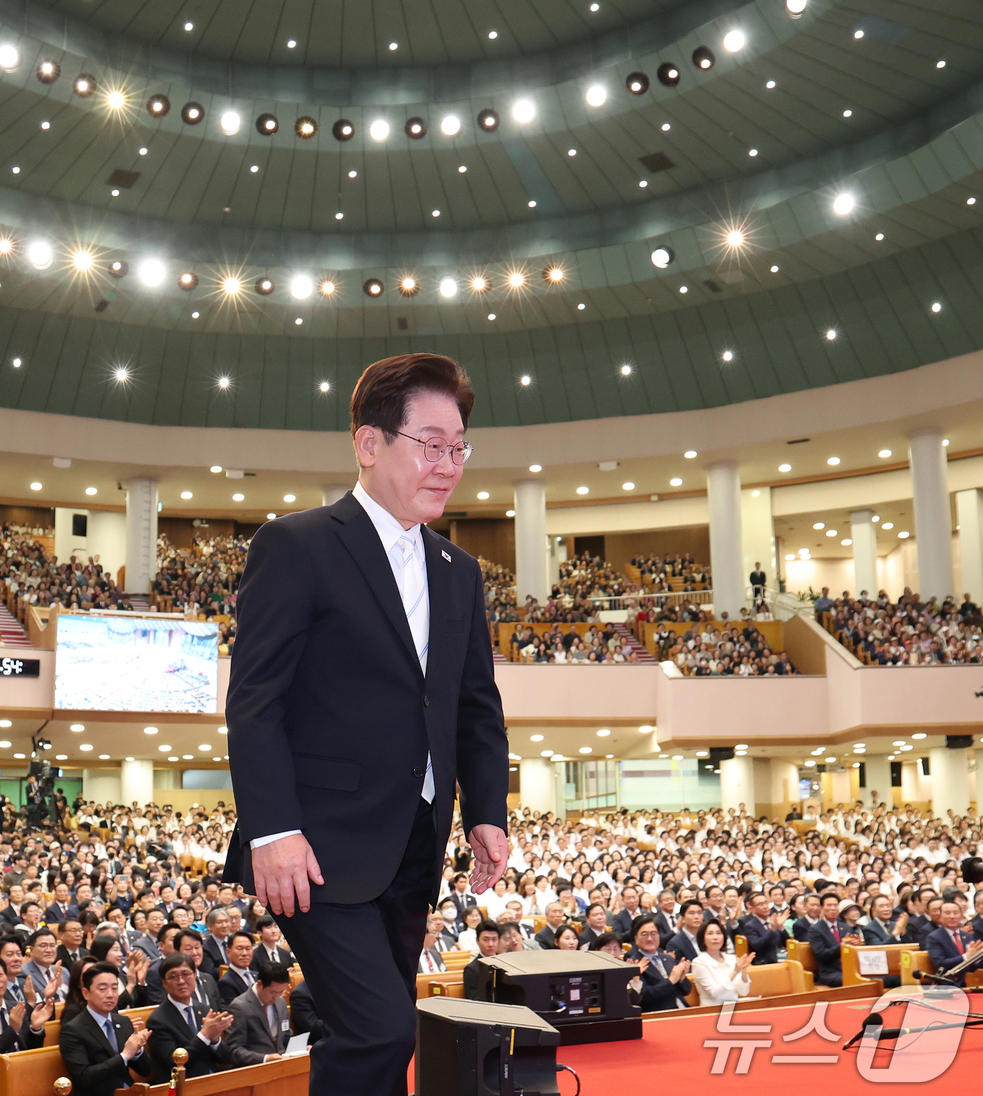 (서울=뉴스1) 허경 기자 = 이재명 대통령이 5일 서울 여의도 순복음교회에서 열린 2026 한국교회 부활절 연합예배에서 축사를 하기 위해 단상에 오르고 있다.  2026.4.5/ …