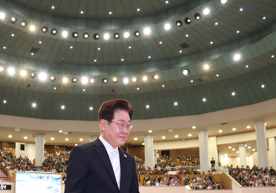 부활절 예배 단상 오르는 李대통령