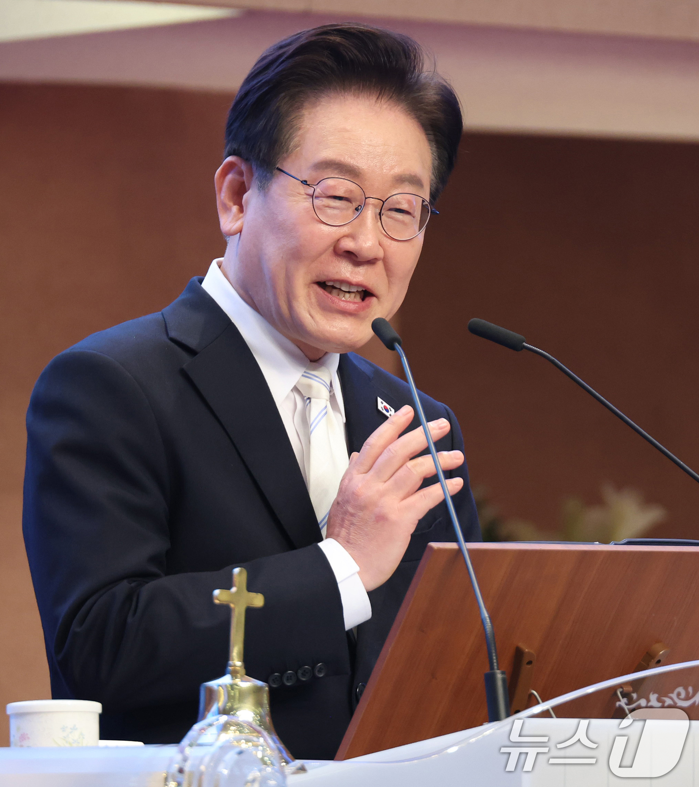 (서울=뉴스1) 허경 기자 = 이재명 대통령이 5일 서울 여의도 순복음교회에서 열린 2026 한국교회 부활절 연합예배에서 축사를 하고 있다. 2026.4.5/뉴스1