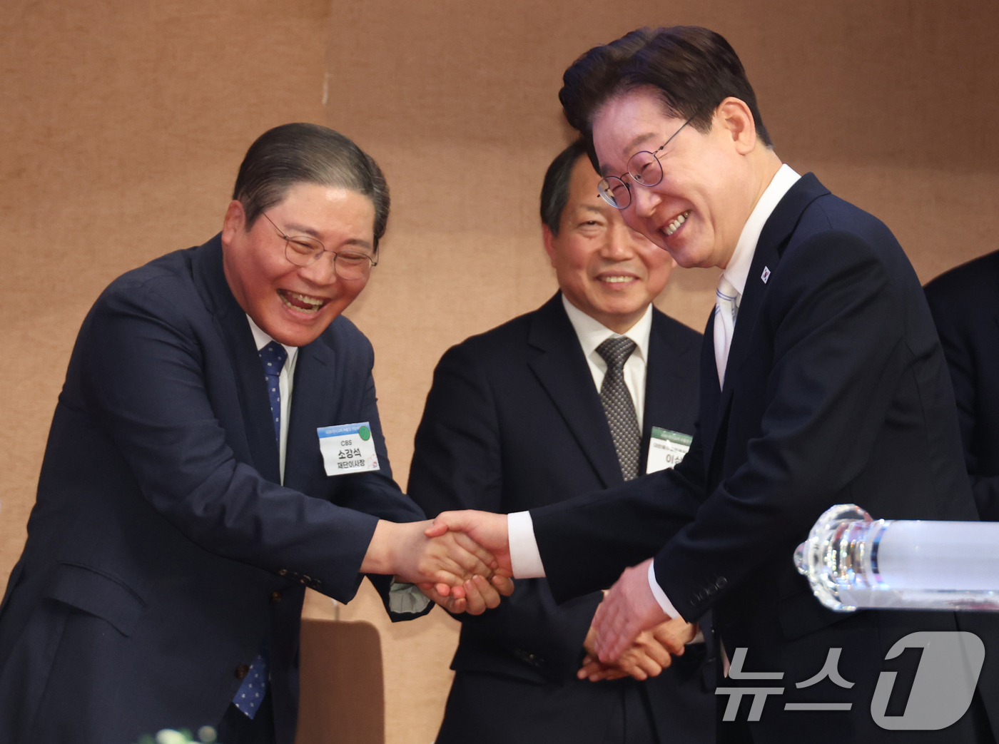 (서울=뉴스1) 허경 기자 = 이재명 대통령이 5일 서울 여의도 순복음교회에서 열린 2026 한국교회 부활절 연합예배에서 소강석 목사와 악수하고 있다. 2026.4.5/뉴스1