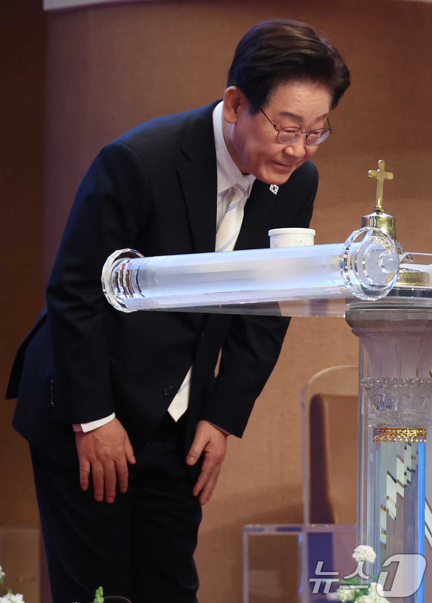 (서울=뉴스1) 허경 기자 = 이재명 대통령이 5일 서울 여의도 순복음교회에서 열린 2026 한국교회 부활절 연합예배에서 축사를 마친 후 인사하고 있다. 2026.4.5/뉴스1