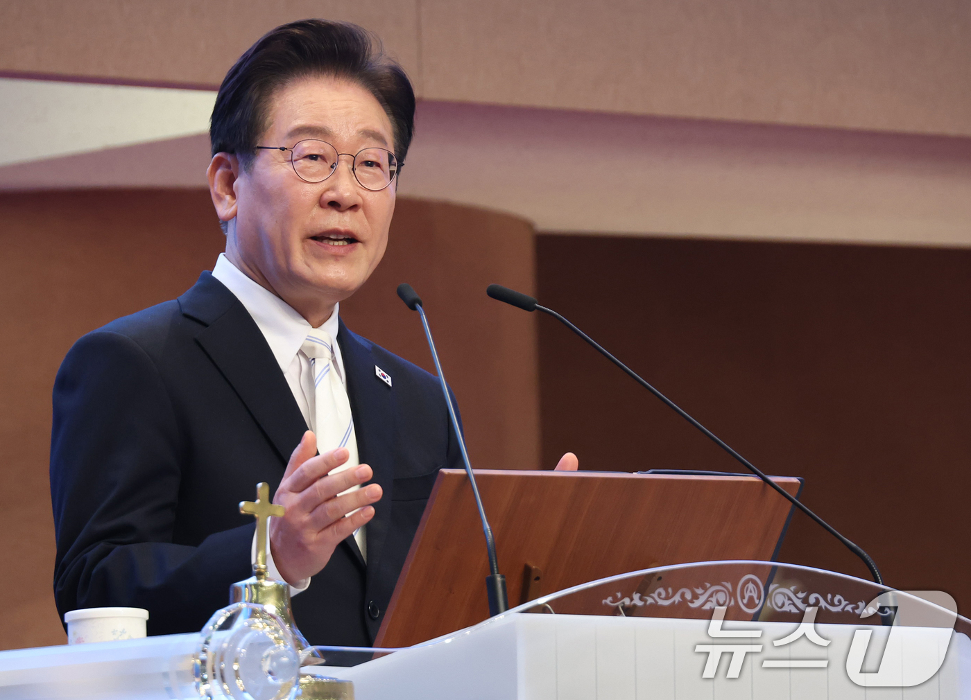 (서울=뉴스1) 허경 기자 = 이재명 대통령이 5일 서울 여의도 순복음교회에서 열린 2026 한국교회 부활절 연합예배에서 축사를 하고 있다. 2026.4.5/뉴스1