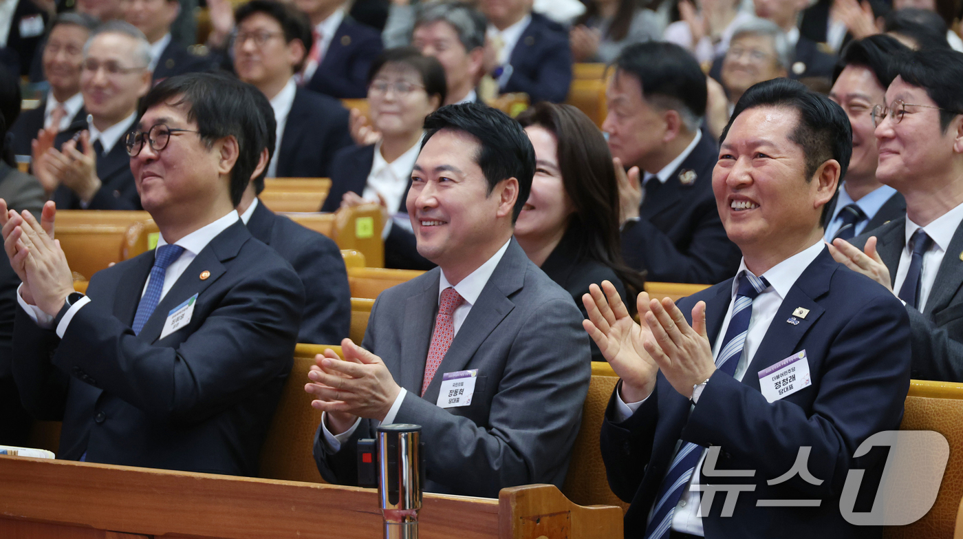 (서울=뉴스1) 허경 기자 = 정청래 더불어민주당 대표와 장동혁 국민의힘 대표가 5일 서울 여의도 순복음교회에서 열린  2026 한국교회 부활절 연합예배에서 나란히 손뼉을 치고 있 …