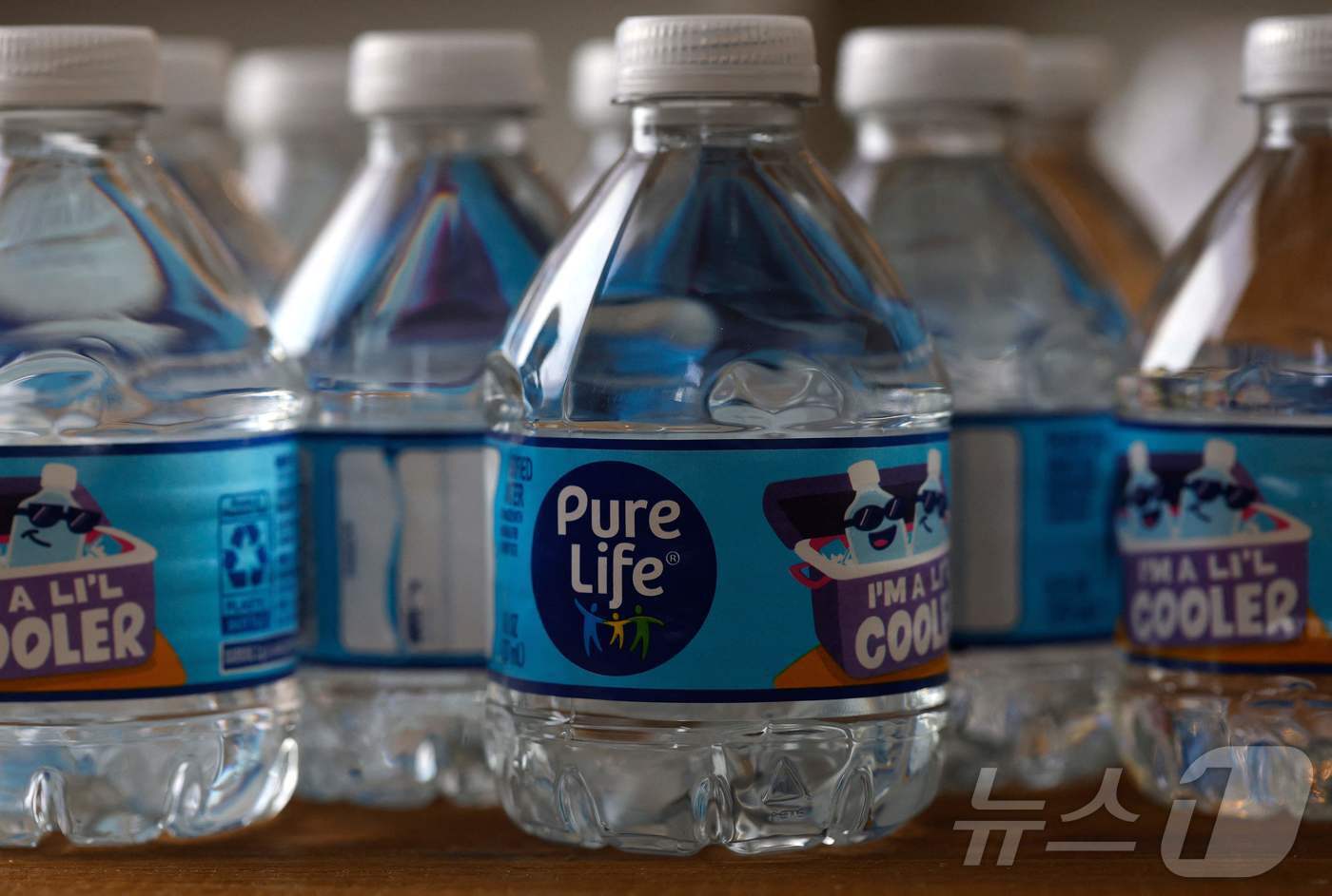 본문 이미지 - 미국 한 상점의 퓨어라이프 생수병, 이란 전쟁과 연계된 유가 상승이 플라스틱 생산 비용을 끌어올리면서, 전문가들은 미국 내 생수 가격이 향후 몇 주 안에 인상될 수 있다고 경고하고 있다.2026.04.01. ⓒ AFP=뉴스1