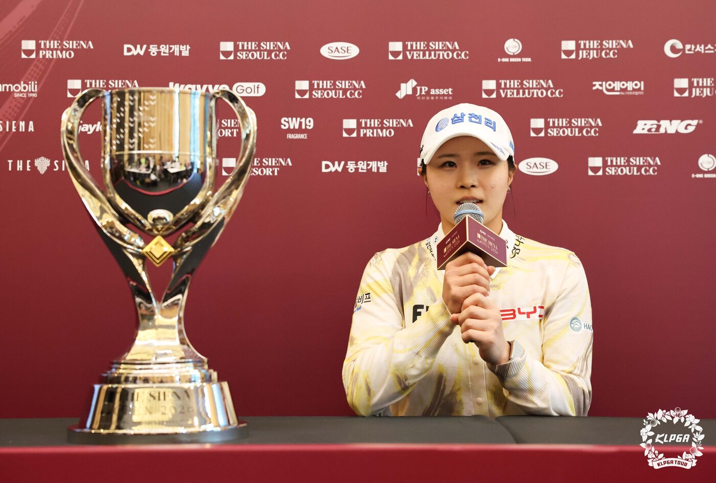 본문 이미지 - 고지원이 5일 경기 여주 더시에나 벨루토 컨트리클럽에서 열린 KLPGA 더 시에나 오픈 2026에서 우승을 확정한 후 인터뷰를 하고 있다. (KLPGA 제공. 재판매 및 DB 금지)