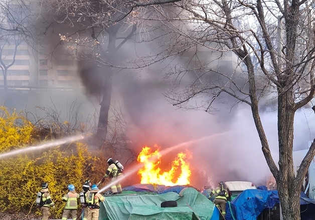 잠실 한강공원 쓰레기더미서 불…인명 피해 없어