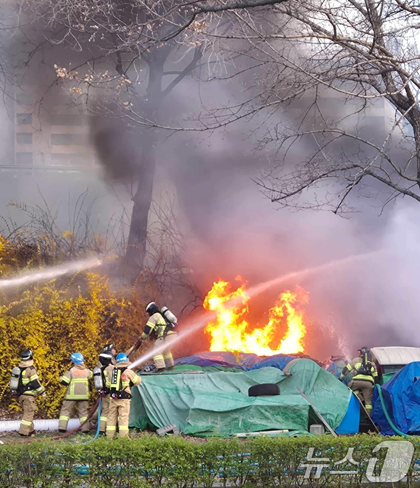 (서울=뉴스1) 김지현 기자 = 5일 오후 서울 송파구 잠실한강공원 잠실안내센터 인근에서 화재가 발생해 소방당국이 진화 작업을 벌이고 있다.  2026.4.5/뉴스1