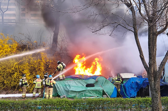 잠실 한강공원 화재 41분 만에 완진…쓰레기 더미 발화 추정(종합)