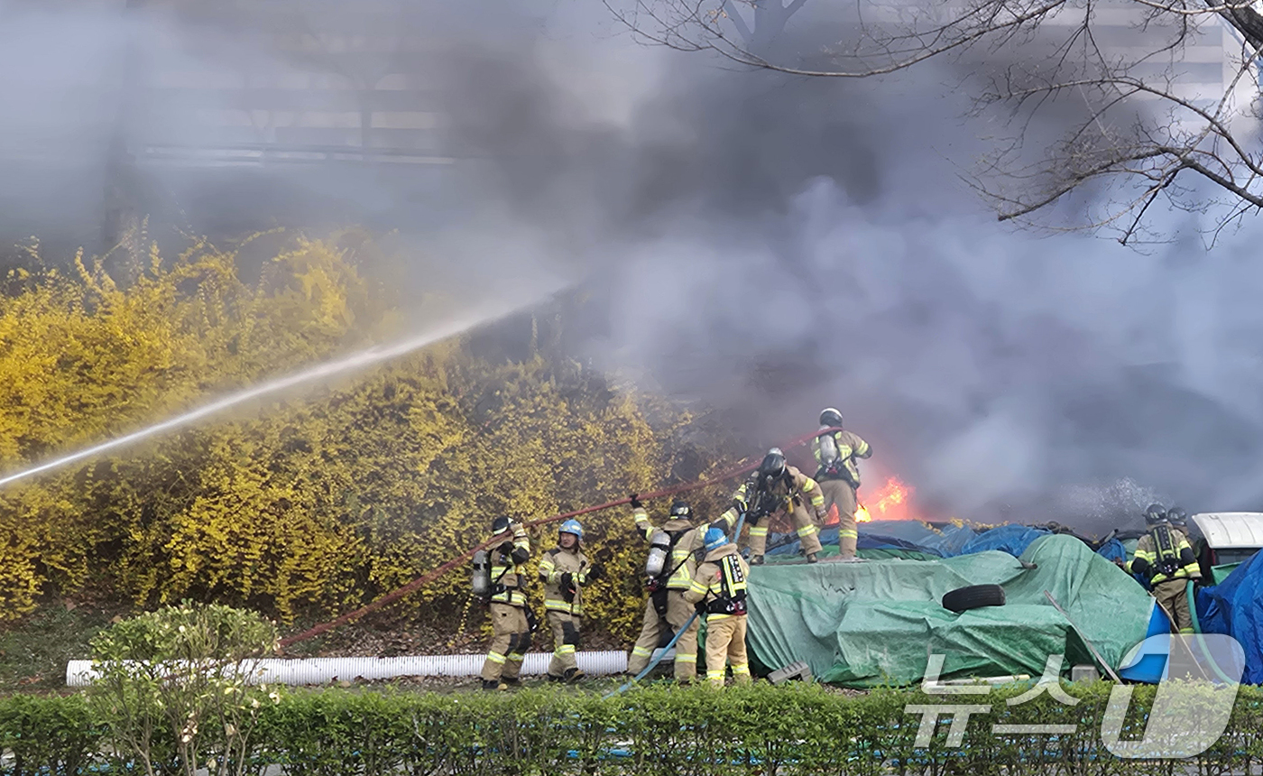 (서울=뉴스1) 김지현 기자 = 5일 오후 서울 송파구 잠실한강공원 잠실안내센터 인근에서 화재가 발생해 소방당국이 진화 작업을 벌이고 있다. 2026.4.5/뉴스1