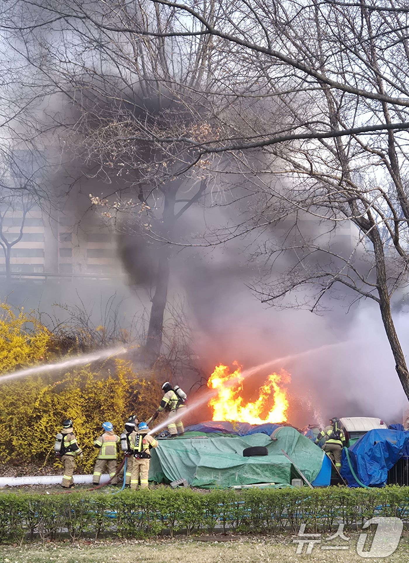 (서울=뉴스1) 김지현 기자 = 5일 오후 서울 송파구 잠실한강공원 잠실안내센터 인근에서 화재가 발생해 소방당국이 진화 작업을 벌이고 있다. 2026.4.5/뉴스1
