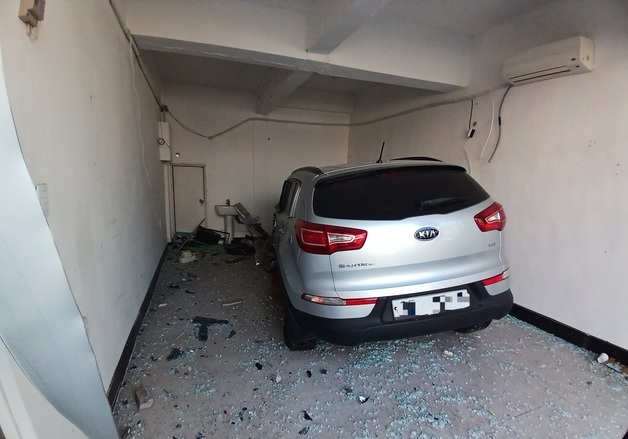 인천서 SUV 상가건물로 돌진…60대 운전자 병원 이송