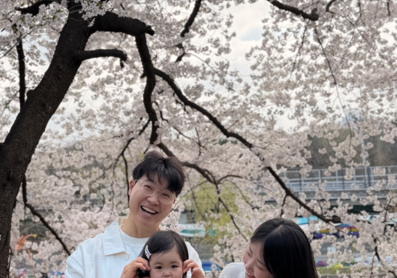 '친형과 법적 공방 끝' 박수홍, ♥김다예·딸과 벚꽃 구경…행복 일상
