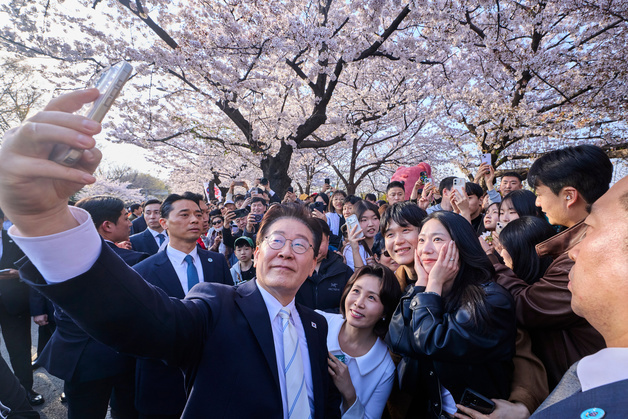 이재명 대통령 부부, 윤중로 벚꽃 산책