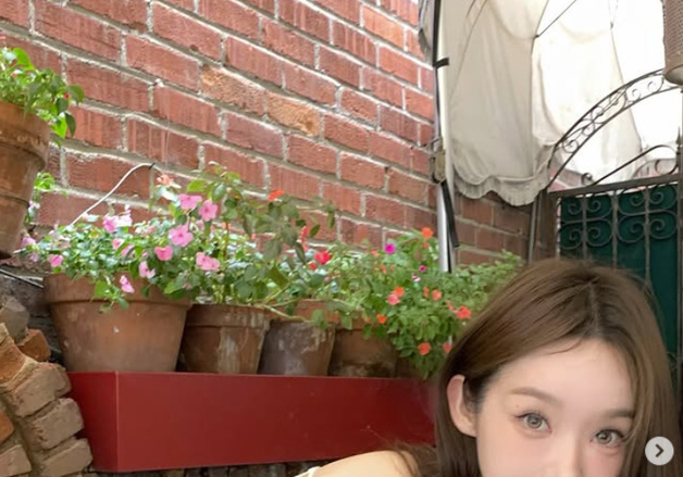 강민경, 오프숄더 블라우스로 뽐낸 길고 가녀린 목선…청순 미모 [N샷]