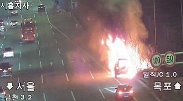 광명 서해안고속도로 달리던 SUV서 화재…3명 대피