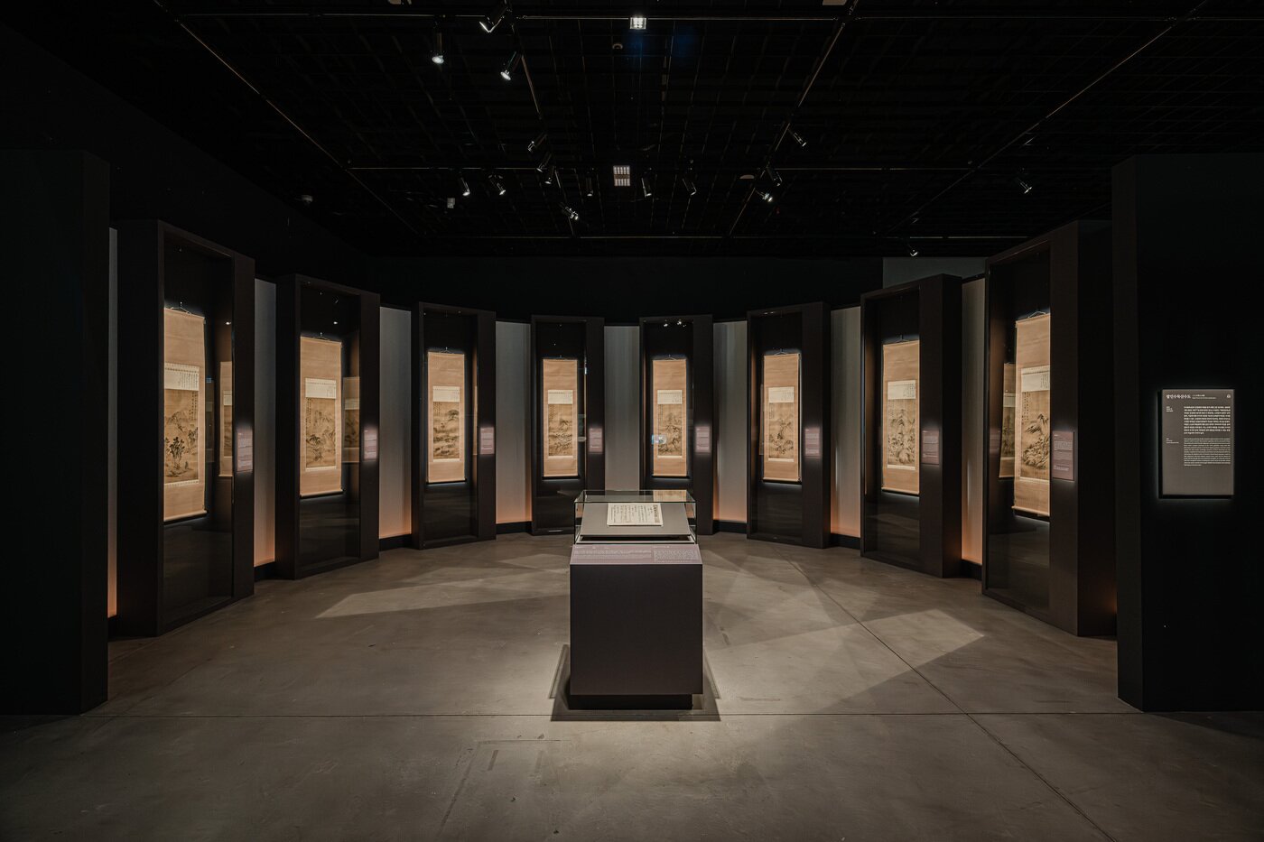 본문 이미지 - 2부, ‘1849년, 추사의 그림 수업‘에서 전시 중인 『예림갑을록』과 《팔인수묵산수도》ⓒ대구간송미술관 (대구간송미술관 제공)