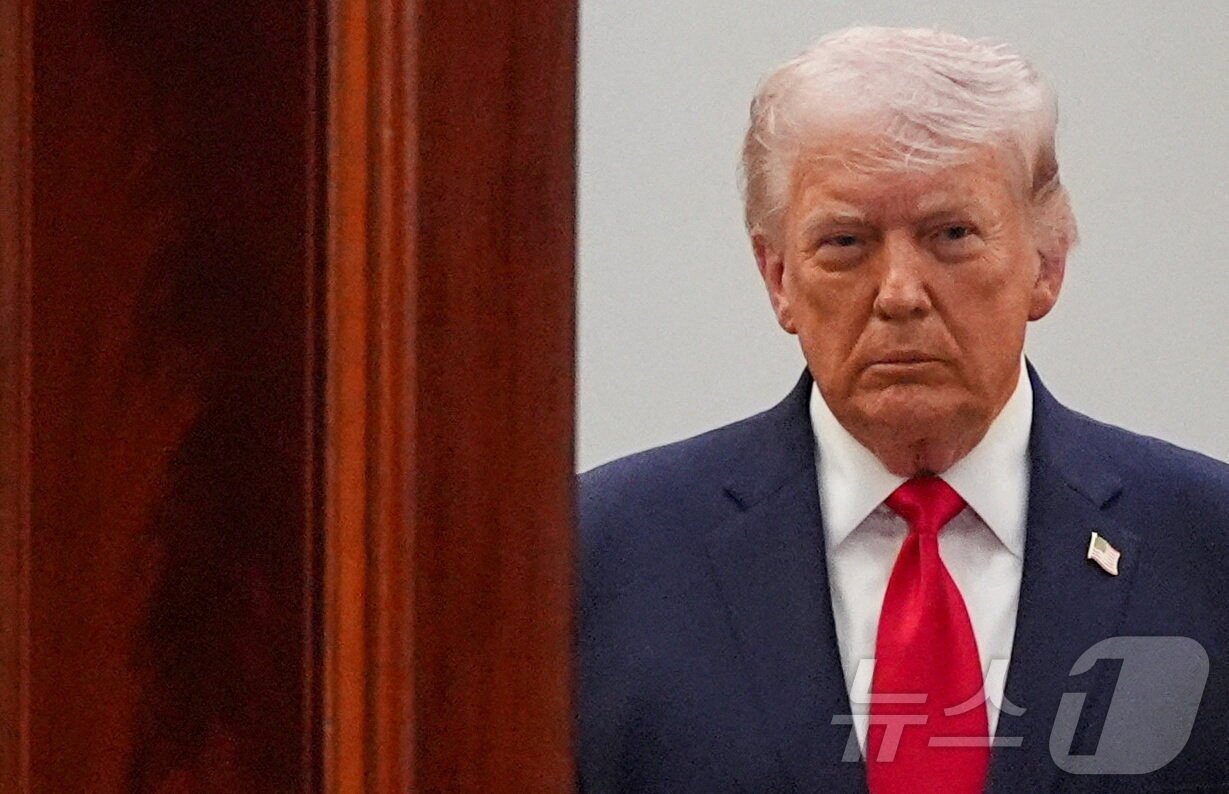 본문 이미지 - 도널드 트럼프 미국 대통령이 지난 1일(현지시간) 이란과의 전쟁과 관련한 대국민연설을 위해 워싱턴DC 백악관의 크로스홀에 들어서고 있다. 2026.04.01. ⓒ 로이터=뉴스1