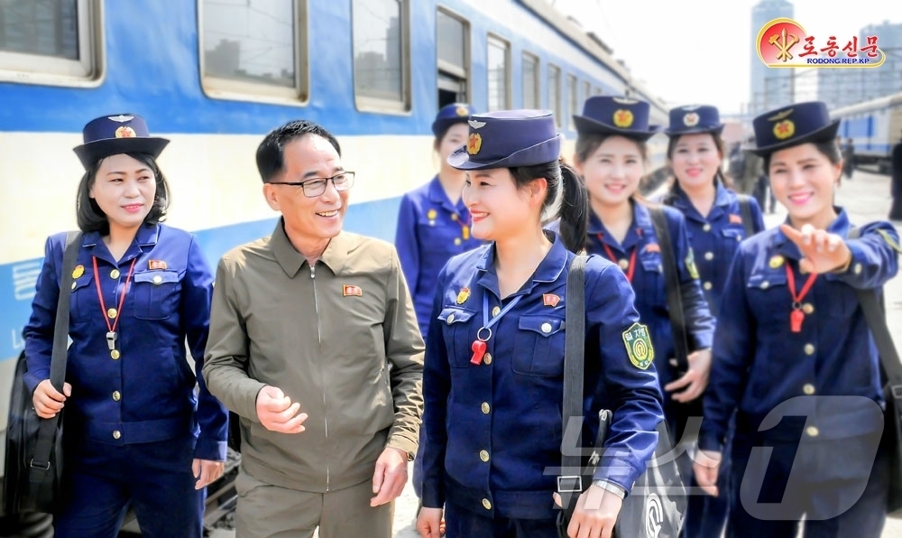 (평양 노동신문=뉴스1) = 북한 노동당 기관지 노동신문은 6일 평양청년여객열차승무대에서 "맡은 일을 책임적으로 하도록 이끌어주고 있다"고 선전했다.[국내에서만 사용가능. 재배포 …