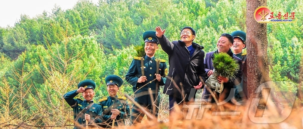 (평양 노동신문=뉴스1) = 북한 노동당 기관지 노동신문은 6일 화평군산림경영소에서 "애국의 마음 안고 푸른 숲을 더욱 무성하게 가꾸어 간다"고 보도했다.[국내에서만 사용가능. 재 …