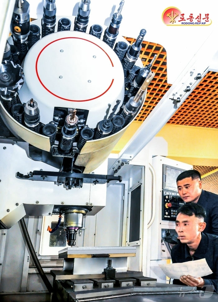 (평양 노동신문=뉴스1) = 북한 노동당 기관지 노동신문은 6일 평안남도림업관리국 밀림기계톱공장에서 "제품의 질을 높이기 위한 사업에 힘을 넣고 있다"고 보도했다.[국내에서만 사용 …