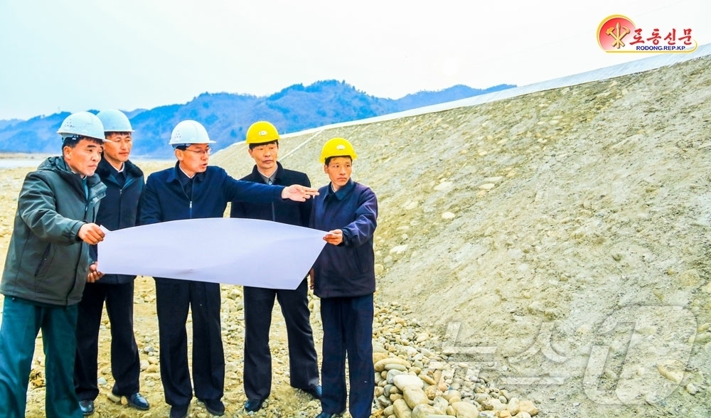 (평양 노동신문=뉴스1) = 북한 노동당 기관지 노동신문은 6일 희천시에서 "강하천의 통수 능력을 제고하기 위한 바닥파기와 함께 제방쌓기 공사를 적극 내밀어 성과를 거두고 있다"고 …