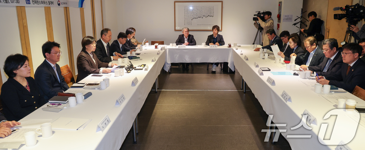 (서울=뉴스1) 안은나 기자 = 정은경 보건복지부 장관이 6일 오전 서울 중구 컨퍼런스하우스 달개비에서 열린 중동전쟁 대응 제2차 보건의약단체 회의에 참석해 모두 발언을 하고 있다 …