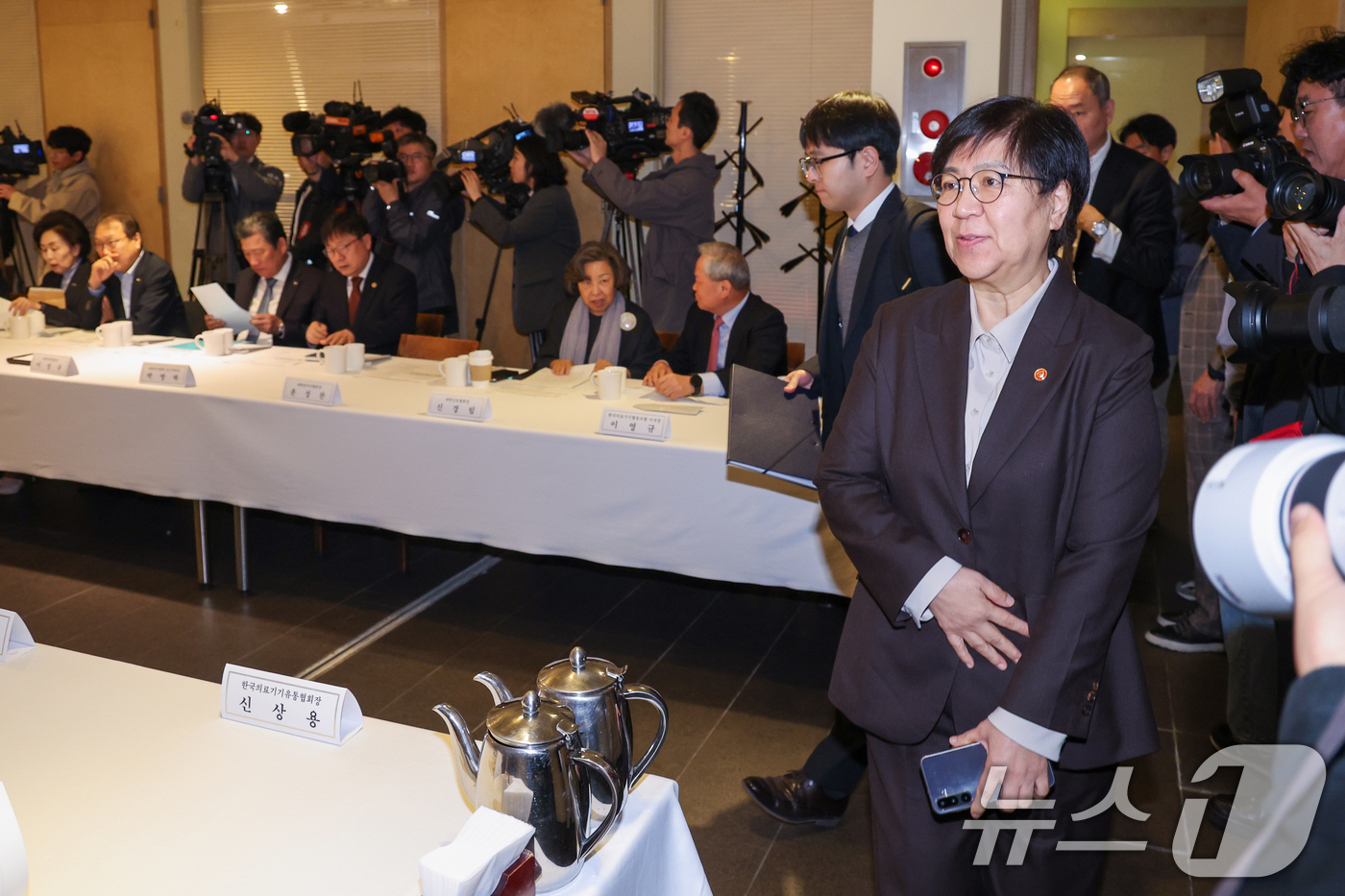 (서울=뉴스1) 안은나 기자 = 정은경 보건복지부 장관이 6일 오전 서울 중구 컨퍼런스하우스 달개비에서 열린 중동전쟁 대응 제2차 보건의약단체 회의에 입장하고 있다. 2026.4. …