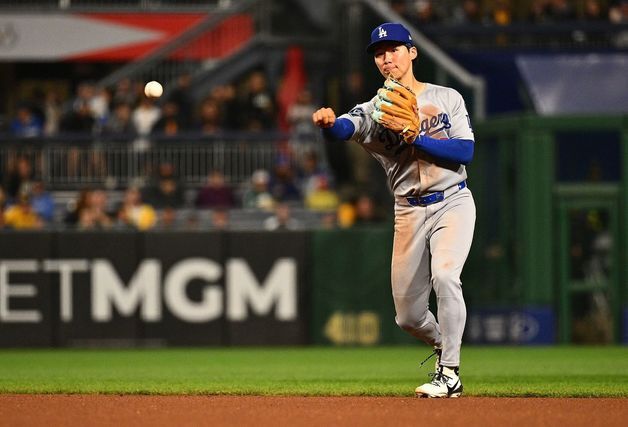 '콜업' 김혜성, 대수비로 시즌 첫 출전…다저스, 워싱턴에 8-6 '역전승'